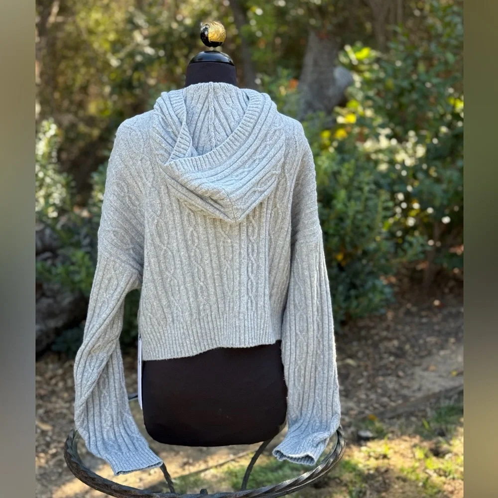 NWT ALO Yoga "Cable Knit Winter Bliss" cropped hoodie - size M - Picture 4 of 6